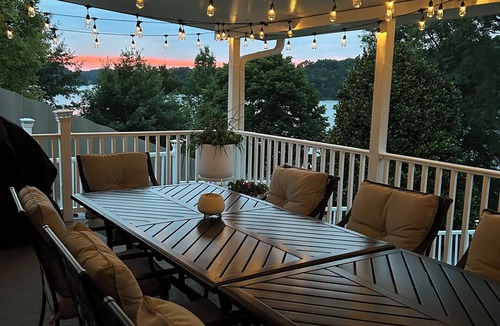 Oak Grove Cottage | Charming lake front 2-bedroom cottage in Gray with WiFi and AC