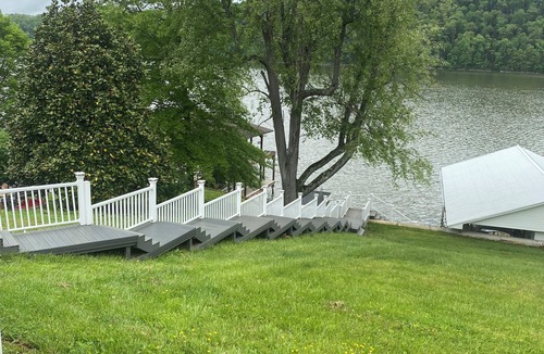 Oak Grove Cottage | Charming lake front 2-bedroom cottage in Gray with WiFi and AC