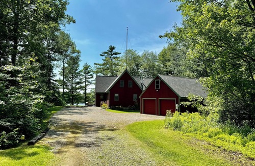 Belmont Cottage | Charming Lake Front Cottage