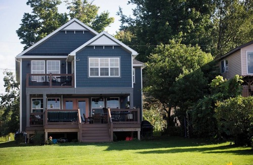 Bridgeport House | Charming Lake front 4-bedroom 3 full bath house in lovely with WiFi, Central AC