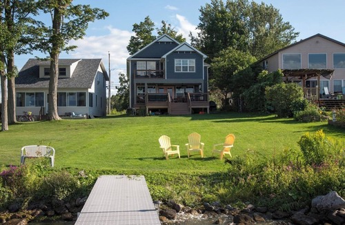Bridgeport House | Charming Lake front 4-bedroom 3 full bath house in lovely with WiFi, Central AC