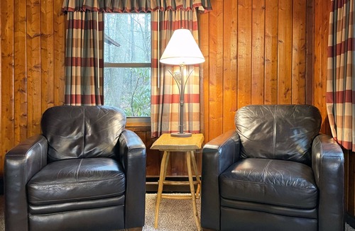 Reeders Cabin | Charming Lake Front Log Cabin with Fire Pit in the Poconos