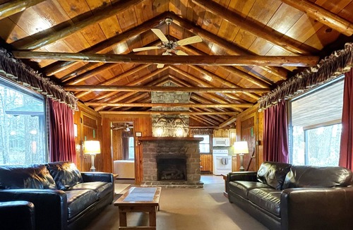 Reeders Cabin | Charming Lake Front Log Cabin with Fire Pit in the Poconos