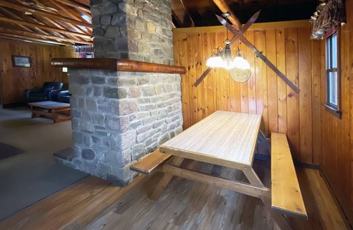 Reeders Cabin | Charming Lake Front Log Cabin with Fire Pit in the Poconos