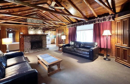 Reeders Cabin | Charming Lake Front Log Cabin with Fire Pit in the Poconos