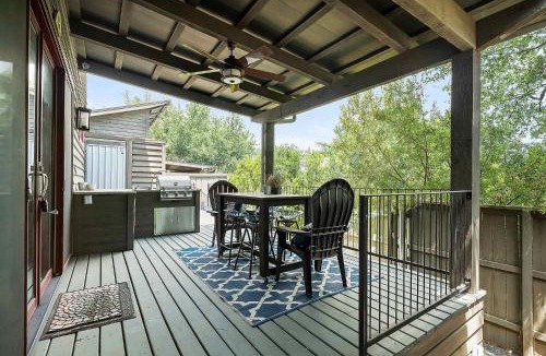 Spicewood House | Charming Lake Getaway with Loft - Pickleball & BBQ