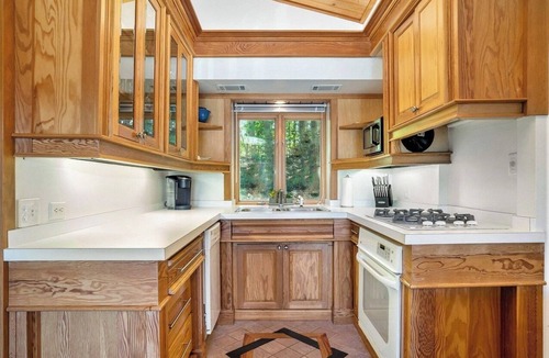 Fennville House | Charming Lake House Getaway