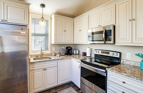 Gilbert House | Charming Lake Murray Cottage: ‘Breezy's Blyss’