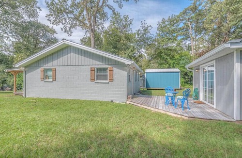 Trinity House | Charming Lake view 3-bedroom house with WiFi and AC in Trinity