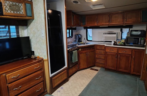 Pompano Beach House | Charming Lakefront RV with AC in Pompano Beach
