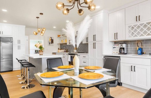 Lakeland South House | Charming Lakefront 6b3b with Panoramic Views