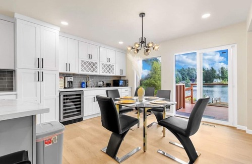 Lakeland South House | Charming Lakefront 6b3b with Panoramic Views