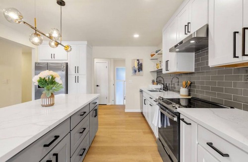 Lakeland South House | Charming Lakefront 6b3b with Panoramic Views