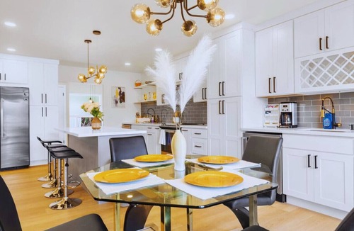 Lakeland South House | Charming Lakefront 6b3b with Panoramic Views