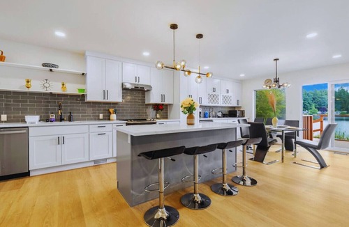 Lakeland South House | Charming Lakefront 6b3b with Panoramic Views