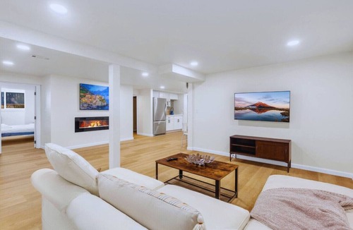 Lakeland South House | Charming Lakefront 6b3b with Panoramic Views