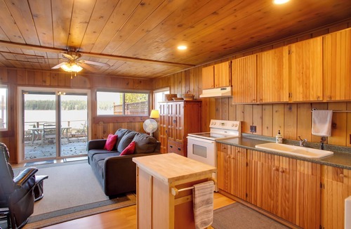 Diamond Lake Cabin | Charming Lakefront Cabin w/Deck & Fire Pit!