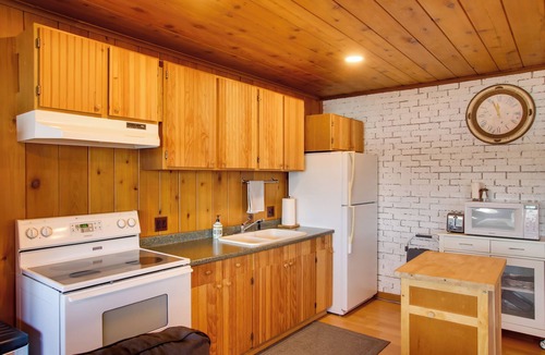 Diamond Lake Cabin | Charming Lakefront Cabin w/Deck & Fire Pit!