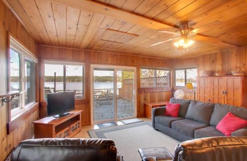 Diamond Lake House | Charming Lakefront Cabin with Deck and Fire Pit!