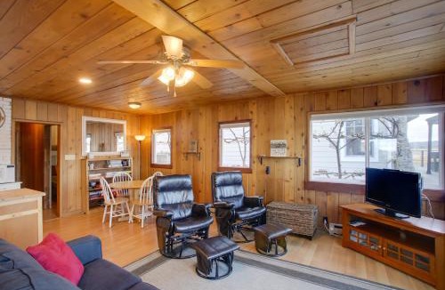 Diamond Lake House | Charming Lakefront Cabin with Deck and Fire Pit!