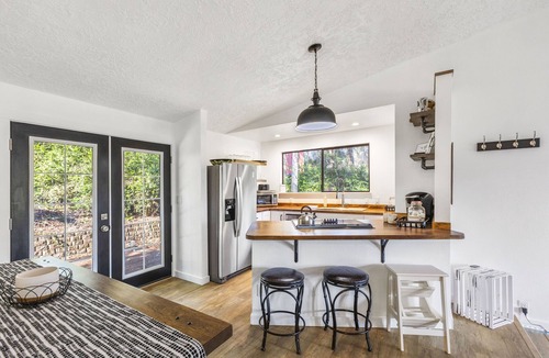 Lakebay Cottage | Charming Lakefront Cottage on Quiet Palmer Lake