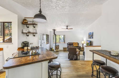 Lakebay Cottage | Charming Lakefront Cottage on Quiet Palmer Lake