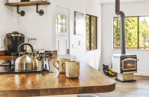 Lakebay Cottage | Charming Lakefront Cottage on Quiet Palmer Lake