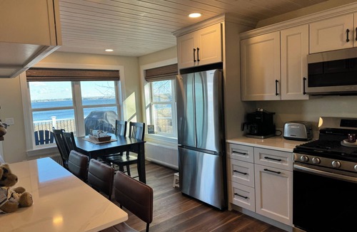 Newport Cottage | Charming Lakefront Cottage