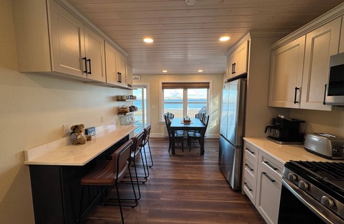 Newport Cottage | Charming Lakefront Cottage