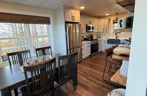 Newport Cottage | Charming Lakefront Cottage