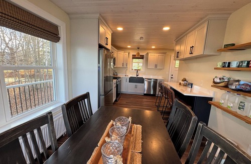 Newport Cottage | Charming Lakefront Cottage