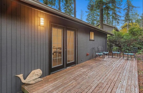 Lakebay House | Charming Lakefront Cottage on Quiet Palmer Lake