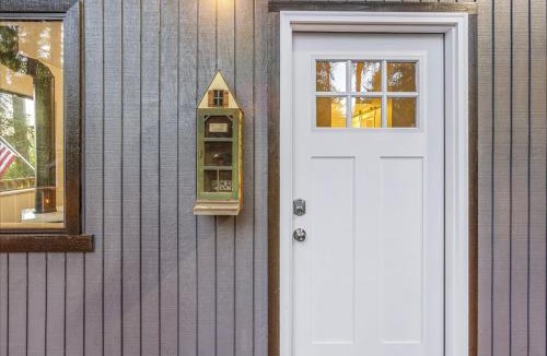 Lakebay House | Charming Lakefront Cottage on Quiet Palmer Lake