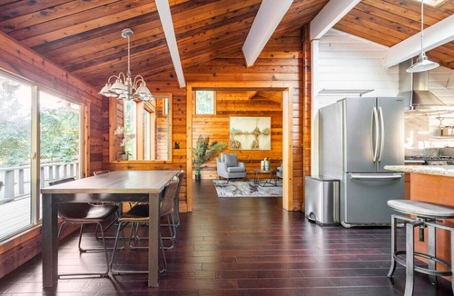 Fall City House | Charming Lakefront Log Cabin