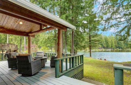 Fall City House | Charming Lakefront Log Cabin