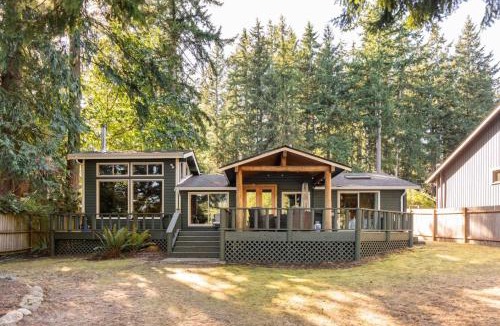Fall City House | Charming Lakefront Log Cabin