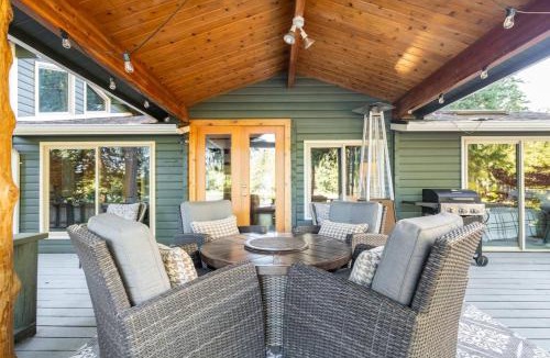 Fall City House | Charming Lakefront Log Cabin