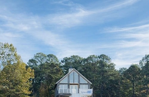 Homer Cabin | Charming Lakefront Retreat – Cozy, Quiet, and Perfect for relaxation.