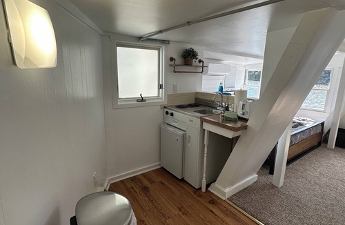 South Britain Apartment | Charming Lakefront studio with panoramic lake views.