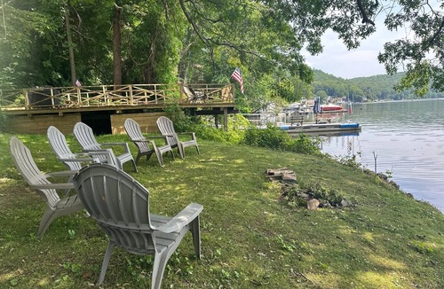 South Britain Apartment | Charming Lakefront studio with panoramic lake views.