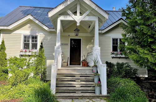 Sainte-Adele House | Charming Lakehouse on Lac Pilon