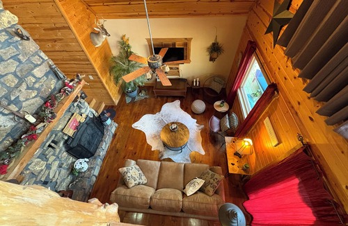Quitman Cabin | Charming Lakehouse overlooking Greers Ferry Lake