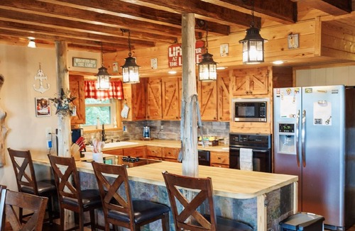 Quitman Cabin | Charming Lakehouse overlooking Greers Ferry Lake