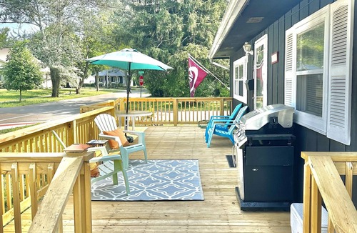 Culver House | Charming Lakehouse with huge yard - downtown Culver!