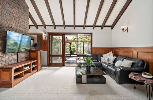 Raymond Terrace House | Charming lakeside manor in Port Stephens