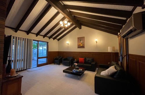 Raymond Terrace House | Charming lakeside manor in Port Stephens