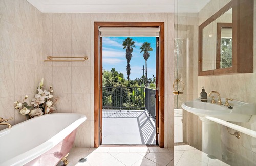 Raymond Terrace House | Charming lakeside manor in Port Stephens