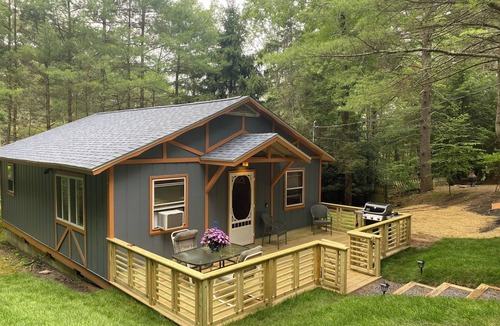 Town of Lumberland House | Charming Lakeside Cottage with lakefront deck