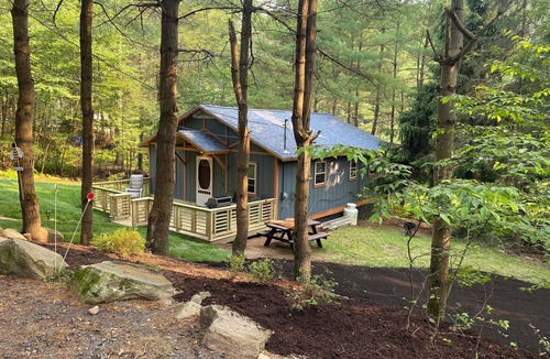 Town of Lumberland House | Charming Lakeside Cottage with lakefront deck