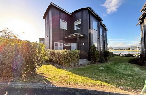 Matarangi House | Charming Lakeview Golf Villa